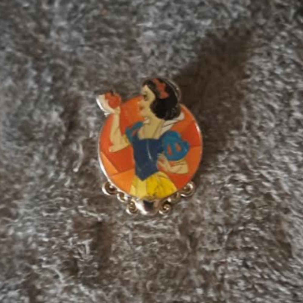 EUC Disney Princess Snow White Pin